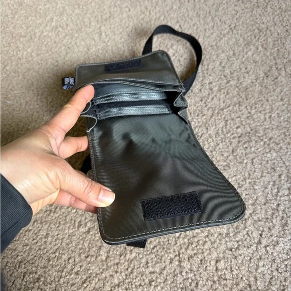 Vintage Polo Sport by Ralph Lauren Grays Silver Crossbody Bag - Picture 2 of 4